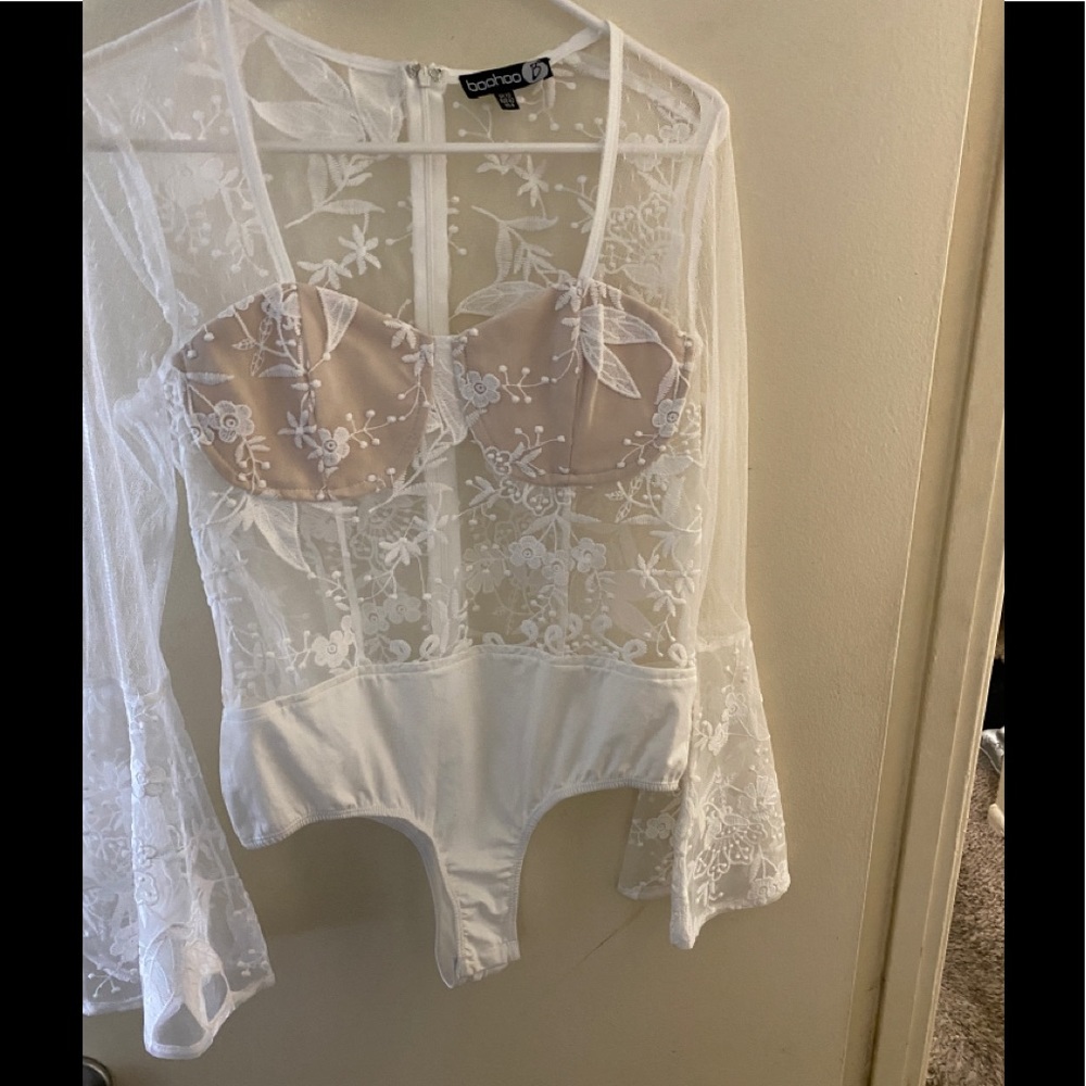 Boohoo Women’s White Lace Bell Sleeve Bodysuit